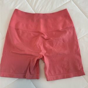 AMPLIFY SHORT — CORAL PINK